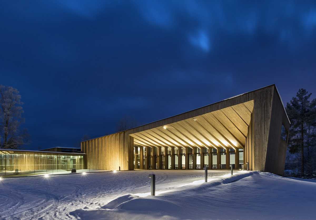 Serlachius-museo Göstan upea puinen paviljonkirakennus iltavalaistuksessa.