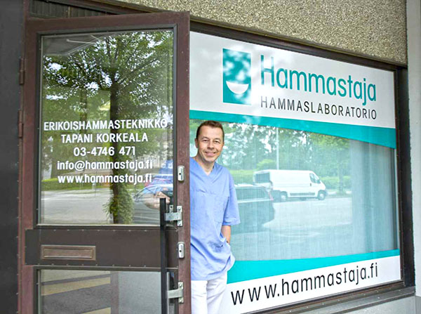 Hammaslaboratorio Hammastajan tilojen julkisivu ja hammasteknikko Tapani Korkeala.