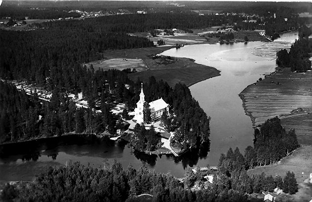 A black-and-white aerial photo of Vilppula Church and church inlet.