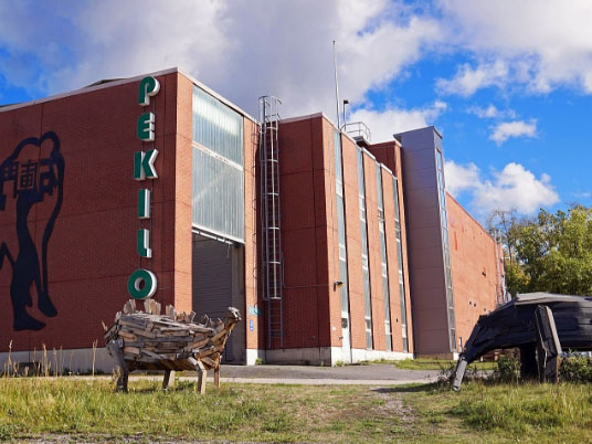 Mäntän kuvataideviikkojen pääpaikka Pekilo on suuri punatiilinen vanha tehdasrakennus.