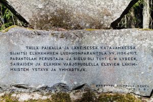 The text on the memorial says “This location and the nearby Katajamäki were the site of the Elämänmäki natural therapies sanatorium between 1904 and 1917. The founder and soul of the sanatorium was Dr. E.W. Lybeck, an understanding friend to the sick and those who live on the shadow side of life.”