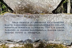 Muistomerkin tekstissä lukee 'Tällä paikalla ja läheisessä katajamäessä sijaitsi Elämänmäen luonnonparantola vv. 1904-1917. Parantolan perustaja ja sielu oli toht. E.W. Lybeck, sairaiden ja elämän varjopuolella elävien lähimmäisten ystävä ja ymmärtäjä.'