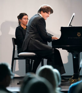 Kalle Toivio soittaa tunteikkaasti pianoa yleisön edessä.