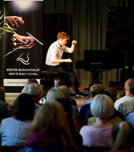 Samuel Eriksson soittaa pianoa yleisön edessä Mäntän Musiikkijuhlilla.