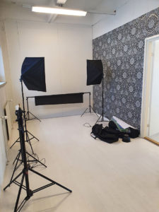 A snall room is set up for a foto shooting.