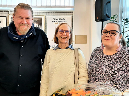 Tomi Voronin, Kati Outinen ja Elina Kakkuri Mäntän kirjastolla.