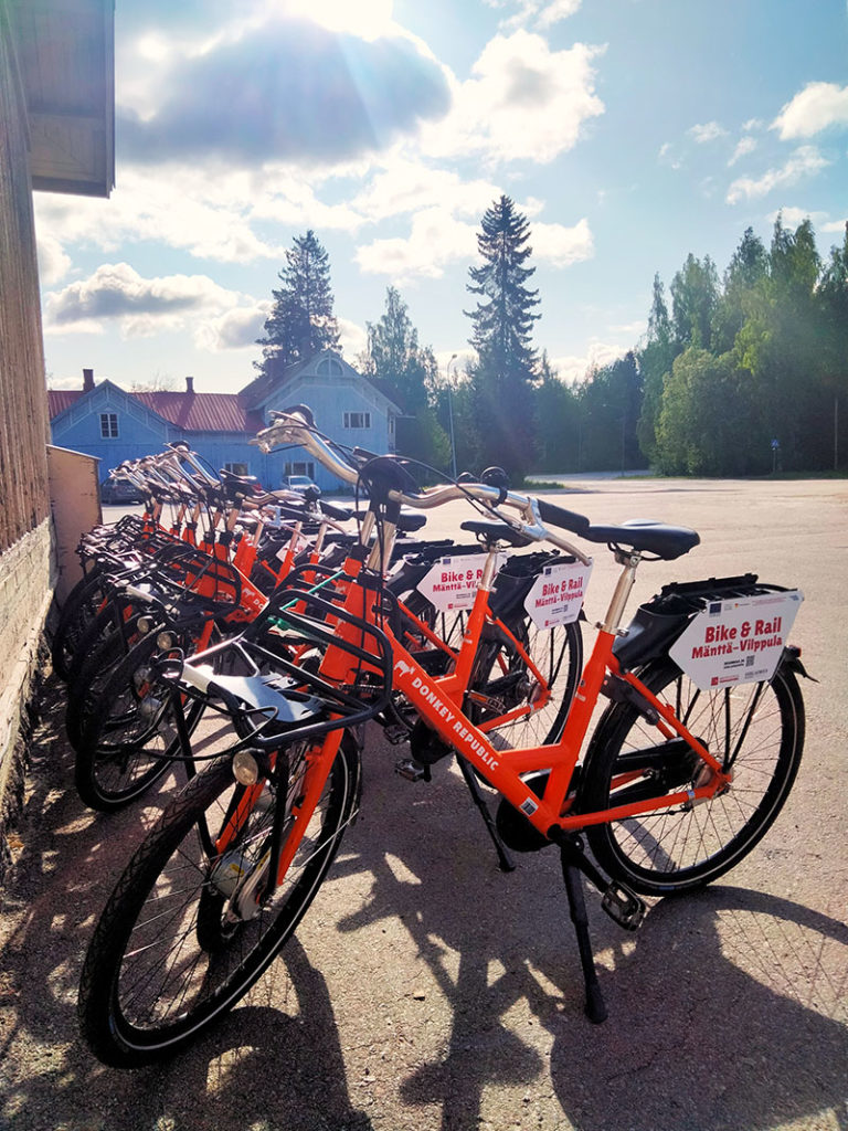 Bike & Rail polkupyöriä rivissä Vilppulan rautatieasemalla.