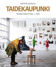Taidekaupunki 2026 -esitteen kansikuvassa näkyy ihmisiä ihailemassa taidetta.