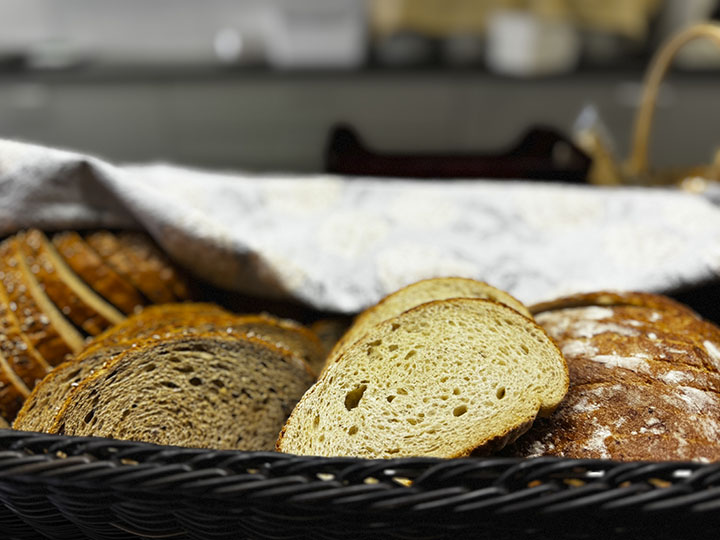Leipävalikoima leipäkorissa
