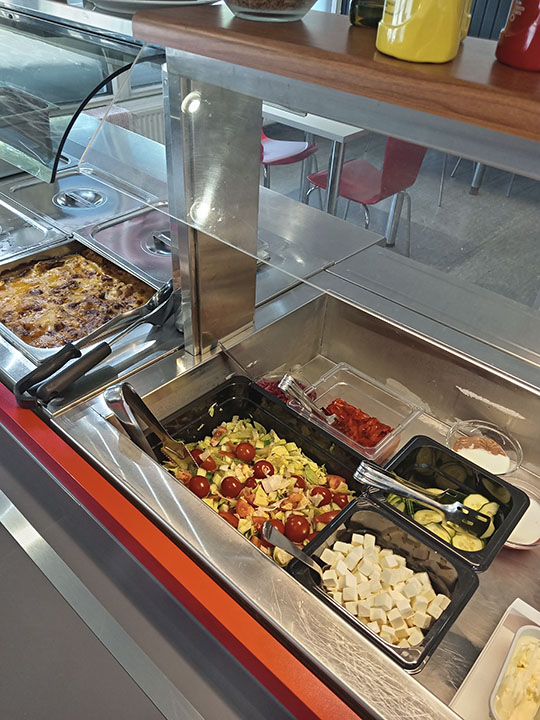 Värikäs buffetlounas odottaa kylmätiskissä syöjiä.